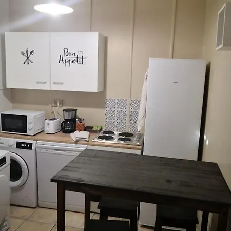 Campsite Un Lit Double Dans Et Un Lit Simple Dans Autre , De 3 En Colocation A Proximite Du Centre *