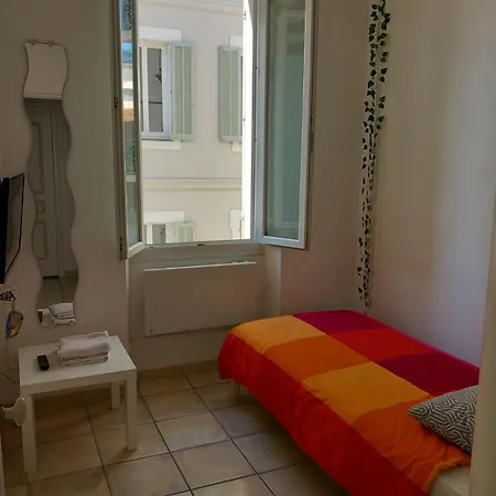 Un Lit Double Dans Et Un Lit Simple Dans Autre , De 3 En Colocation A Proximite Du Centre Campsite *